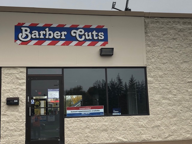 Barber+Cuts+is+a+small+barber+shop+located+in+the+same+building+as+Crosbys+on+Main+St.+in+Brockport.+%28Photo+credit%3A+Paul+Cifonelli%29