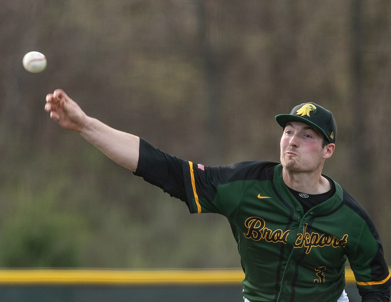 Tom+Kretzler+throws+a+pitch+during+Brockports+win+against+SUNY+Fredonia.+%28Photo+credit%3A+Mathieu+Starke+via+Flickr%29