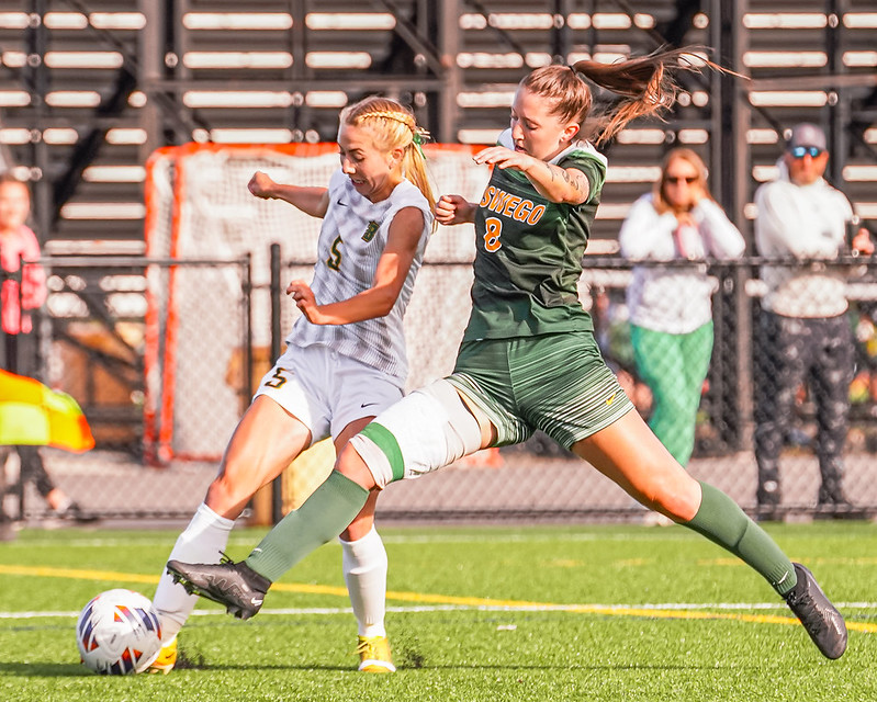 Jaylah Cossin fighting to keep the ball.
Photo Credit: Brockport Athletics Flickr